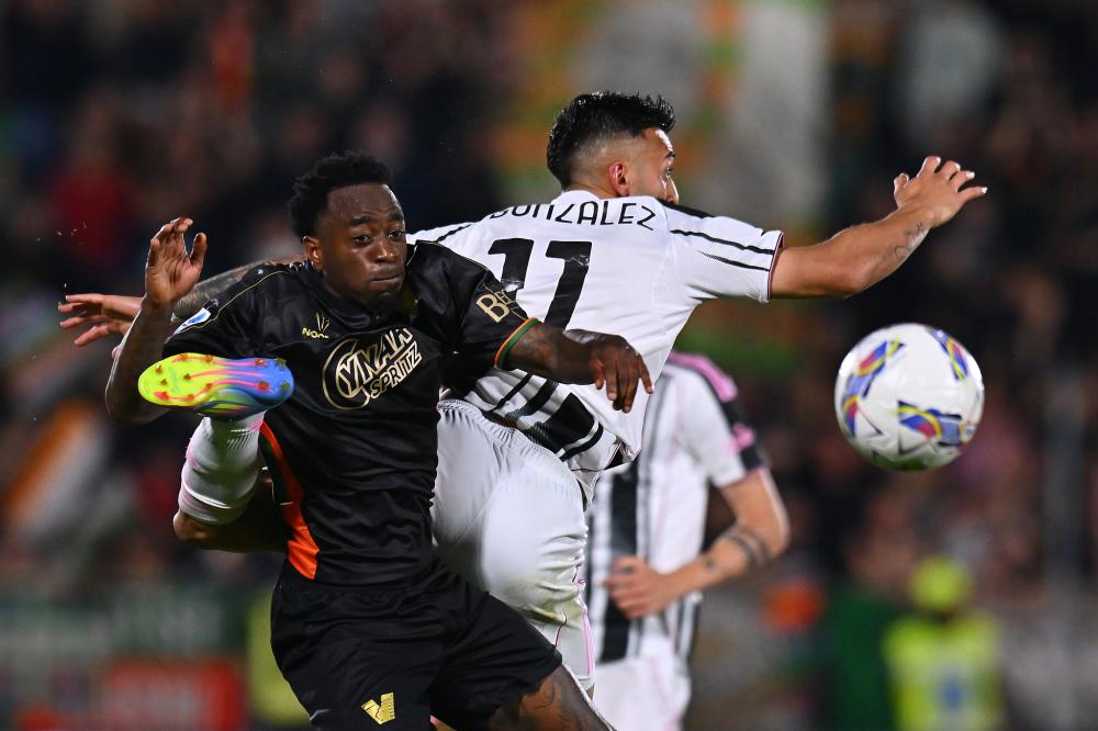 德佩荷兰队史自然年客场进球数第2，仅次于范巴斯滕