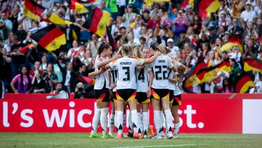 詹姆斯关键时刻稳住全队